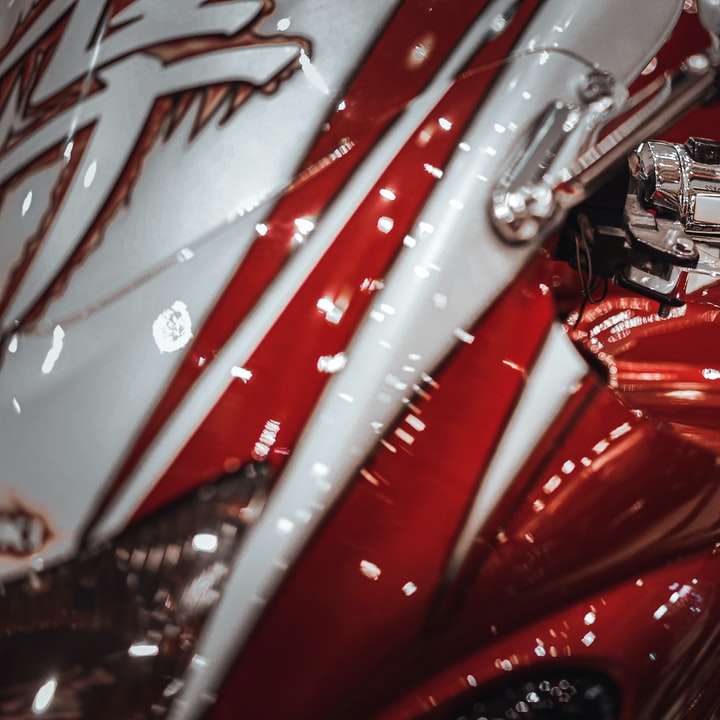 röd och vit bilmotor glidande pussel online