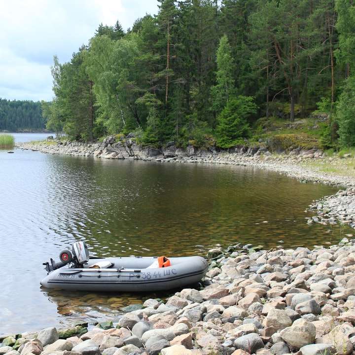 biało-czarna łódź na rzece w ciągu dnia puzzle online