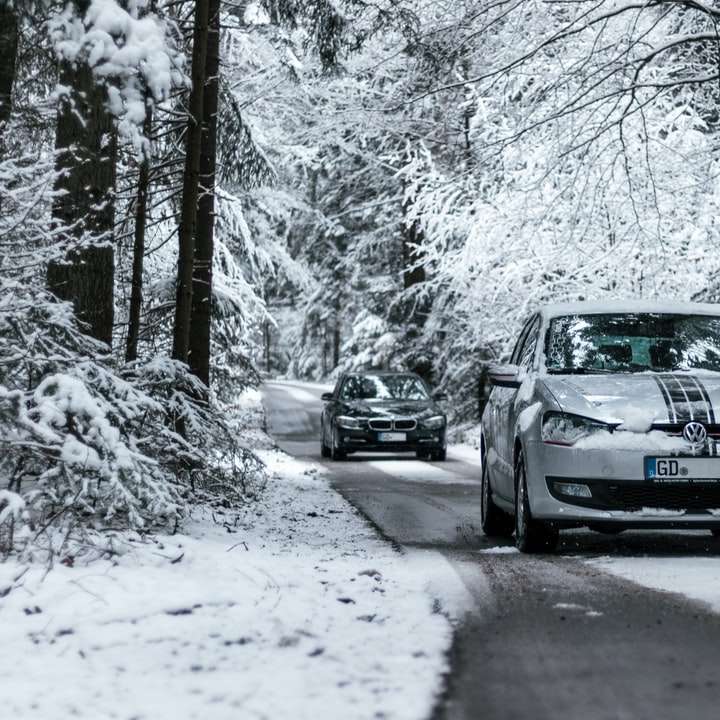 Coupé BMW M 3 noir sur route couverte de neige pendant la journée puzzle coulissant en ligne