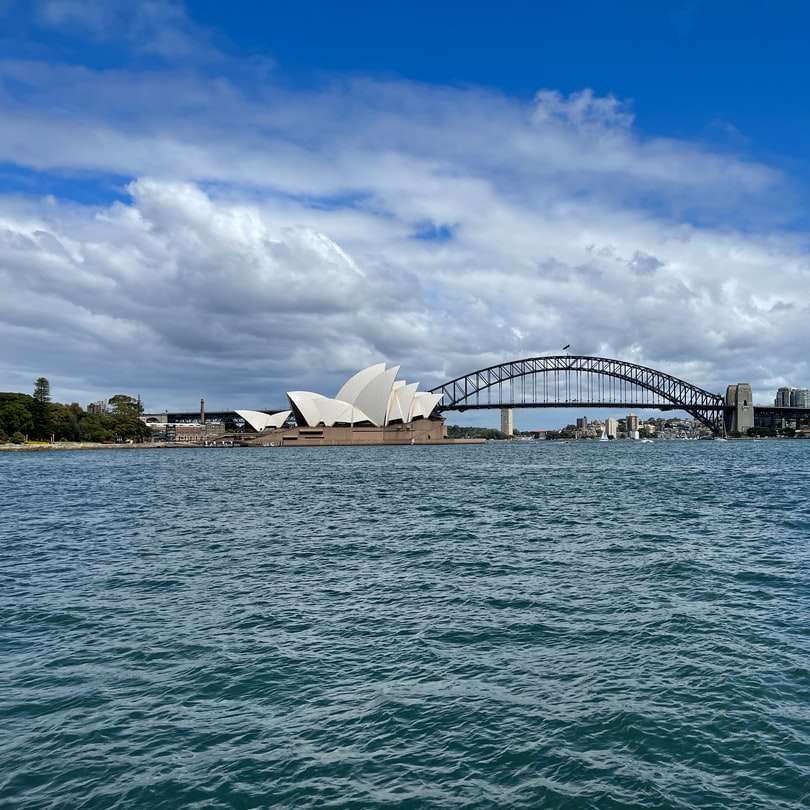 Sydney Opera House pod błękitnym niebem w ciągu dnia puzzle online