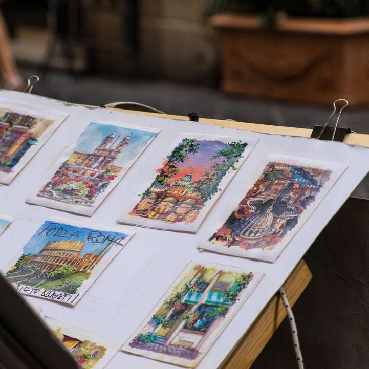 carta per stampante bianca sul tavolo di legno marrone puzzle online