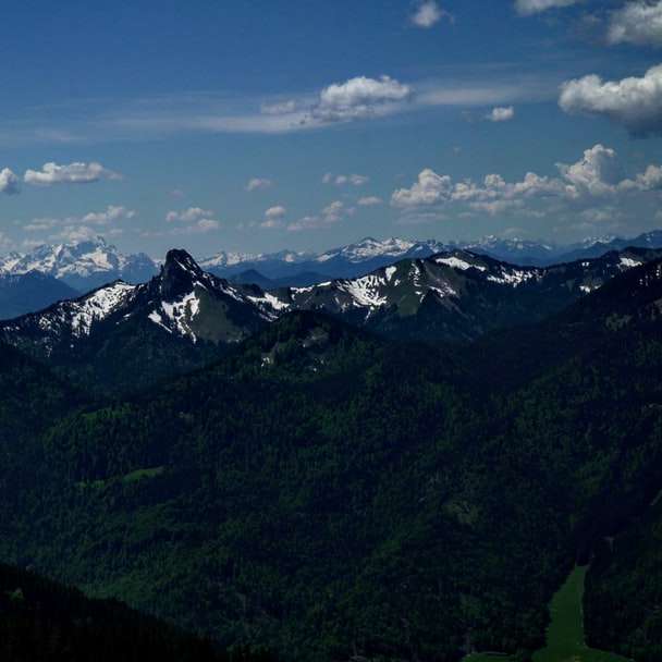 зелени планини под синьо небе през деня плъзгащ се пъзел онлайн