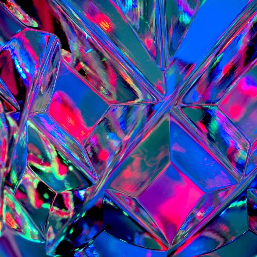 decor de sticlă în formă de diamant violet alunecare puzzle online