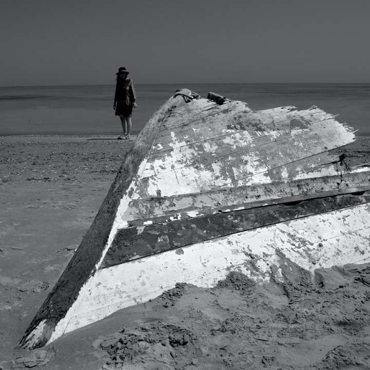 foto in scala di grigi di un uomo e di una donna in piedi sulla formazione rocciosa puzzle online