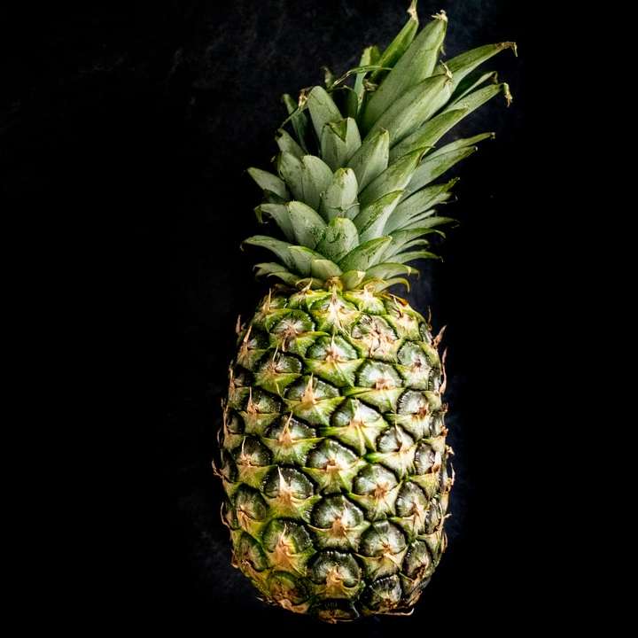 zielony owoc ananasa na czarnej powierzchni puzzle przesuwne online