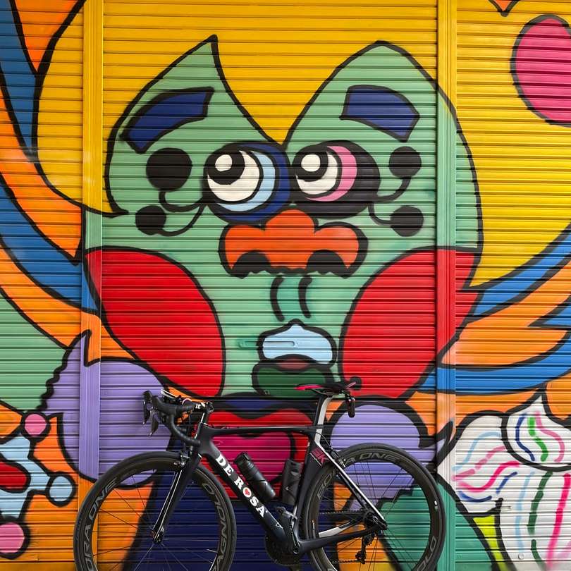 bicicleta preta com grafite vermelho e amarelo na parede do coração puzzle online