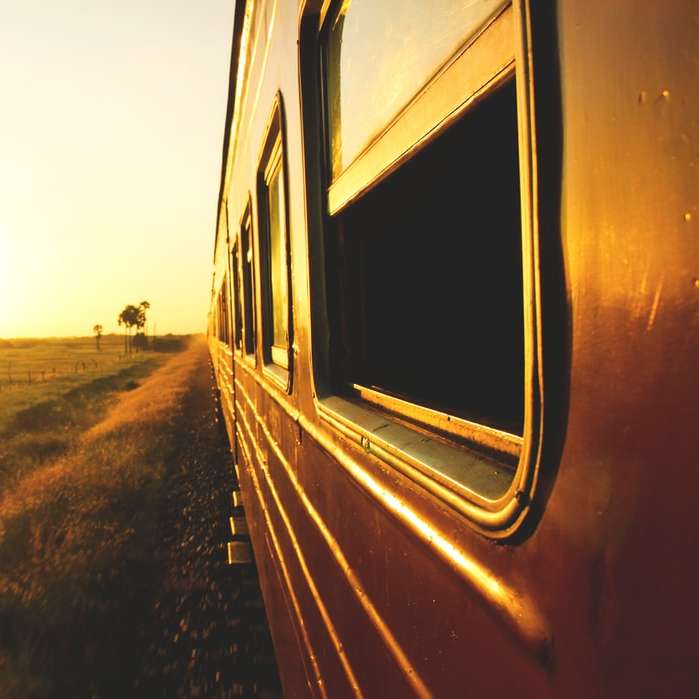 Train noir et blanc sur rail pendant le coucher du soleil puzzle coulissant en ligne