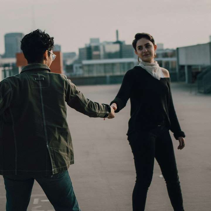 man in zwarte jas en broek hand in hand met vrouw online puzzel