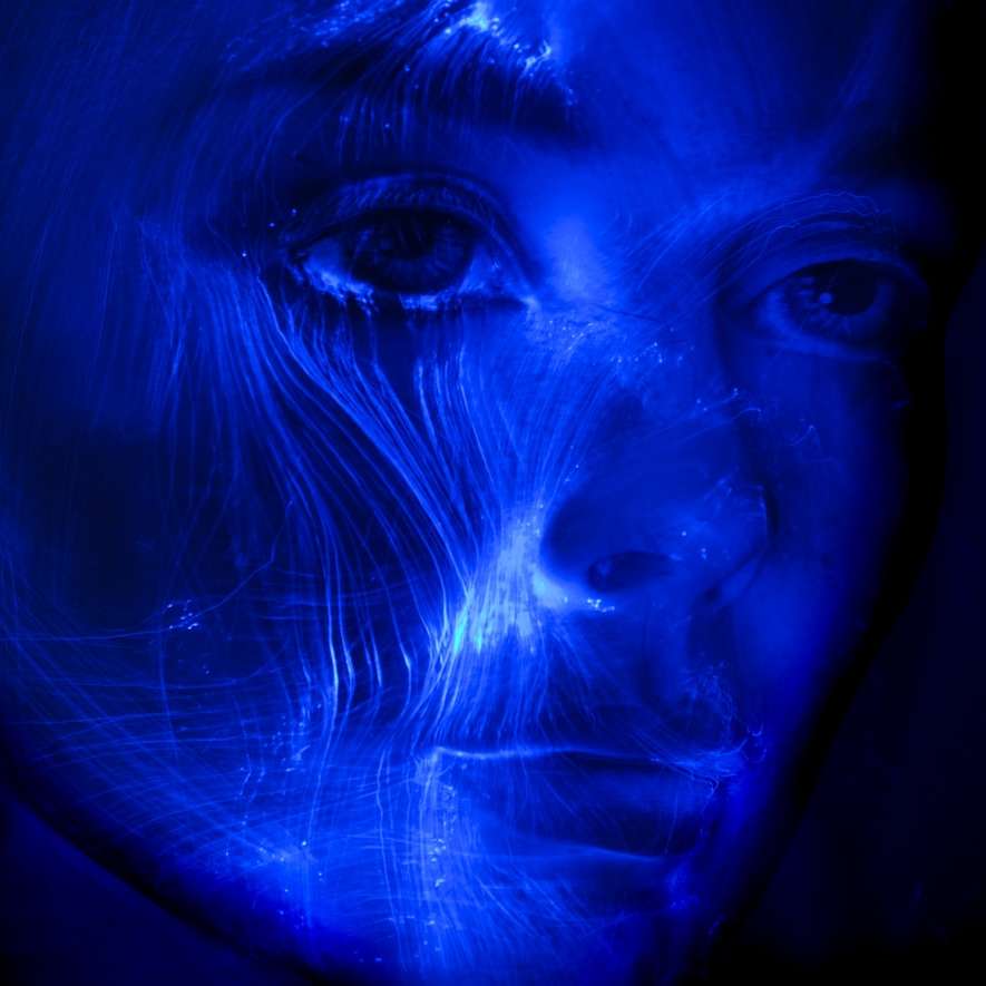 kvinnans ansikte med blått ljus glidande pussel online