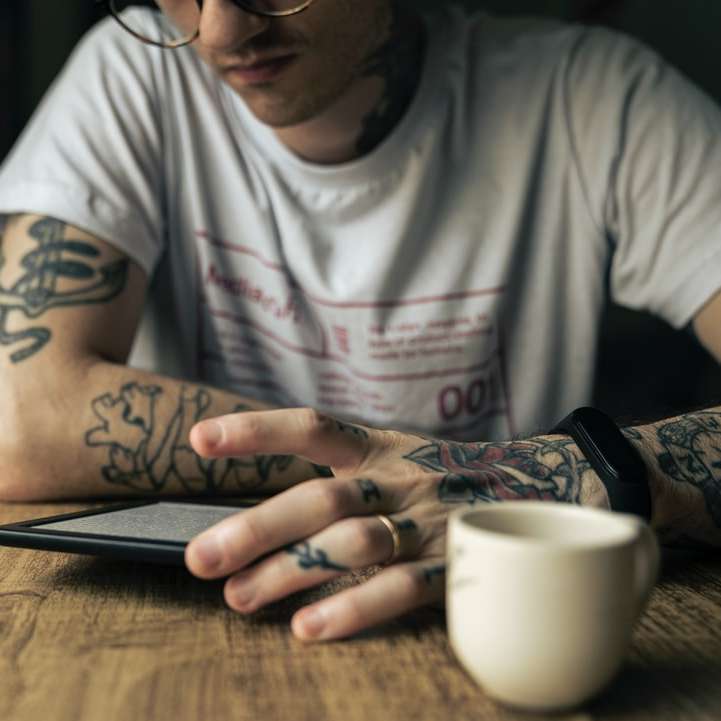bărbat în tricou cu gât alb puzzle online