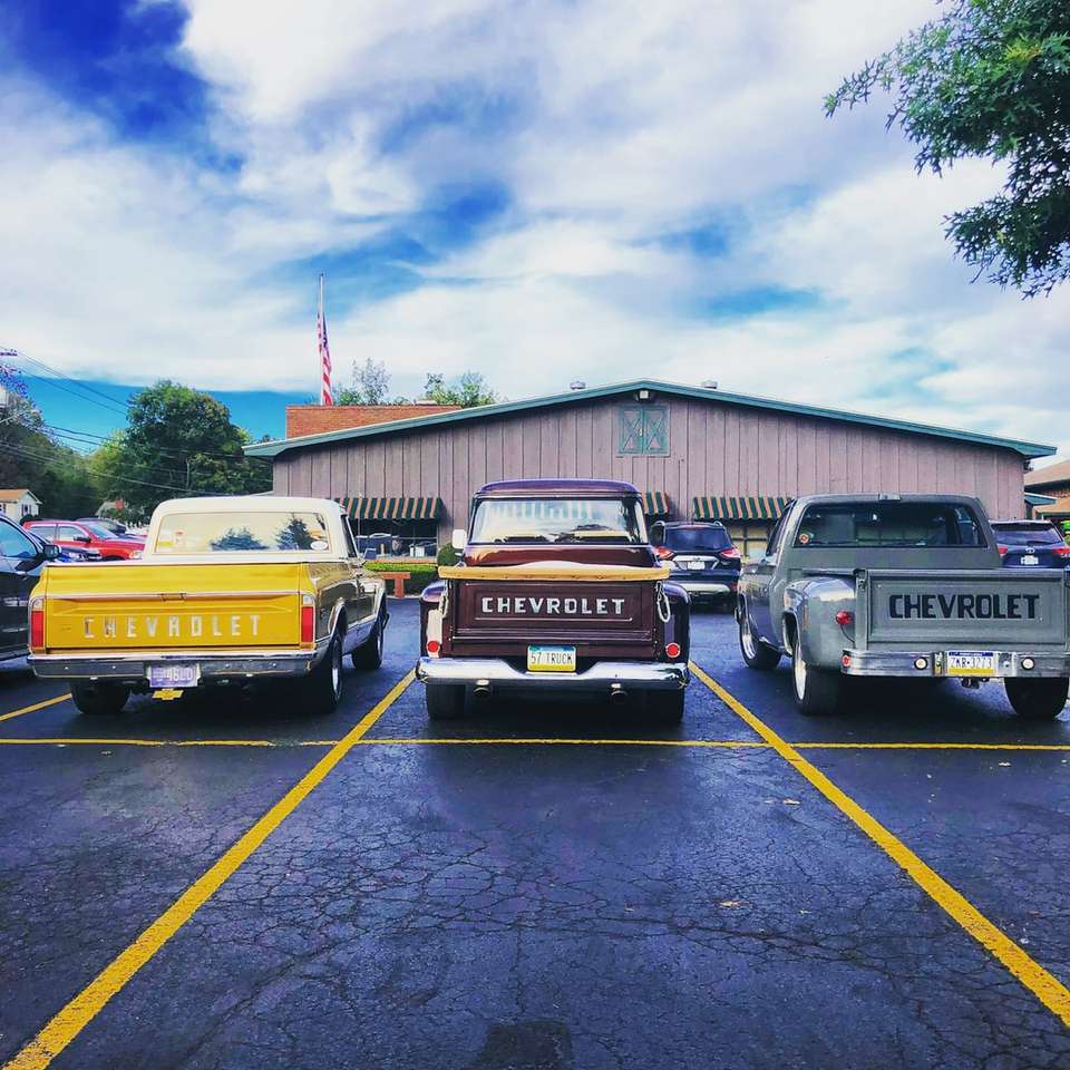 parkování tří různých barevných pick-upů Chevrolet online puzzle