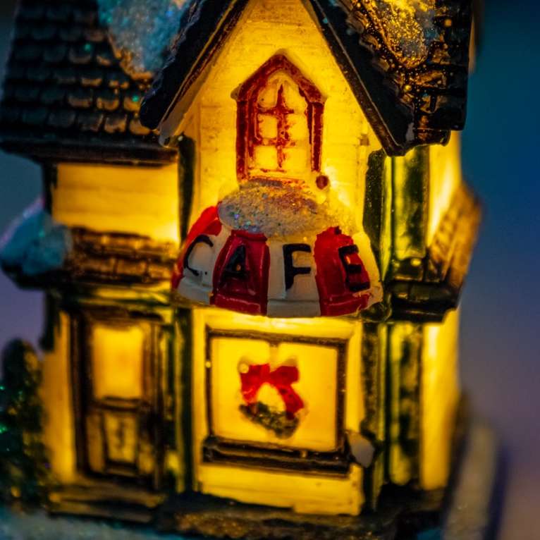 червена и жълта керамична статуетка на къщата онлайн пъзел