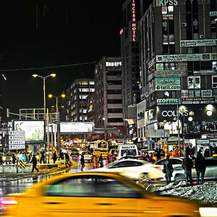 Autos auf der Straße zwischen Gebäuden während der Nacht Schiebepuzzle online