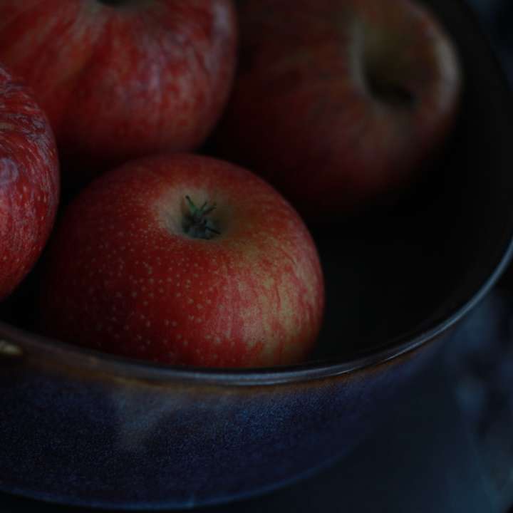 czerwone jabłka w czarnej ceramicznej misce puzzle przesuwne online