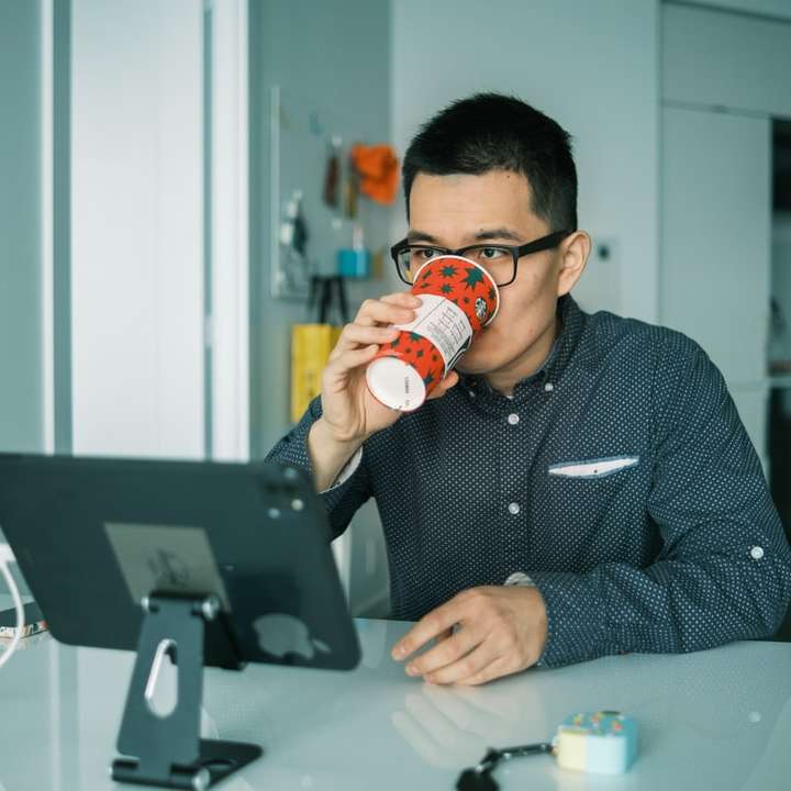 Hombre en camisa de vestir a cuadros en blanco y negro bebiendo puzzle deslizante online