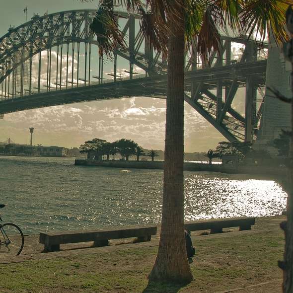 svart cykel på grå betongbro under dagtid Pussel online