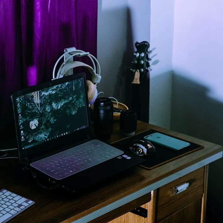 fekete laptop számítógép barna fából készült asztal online puzzle