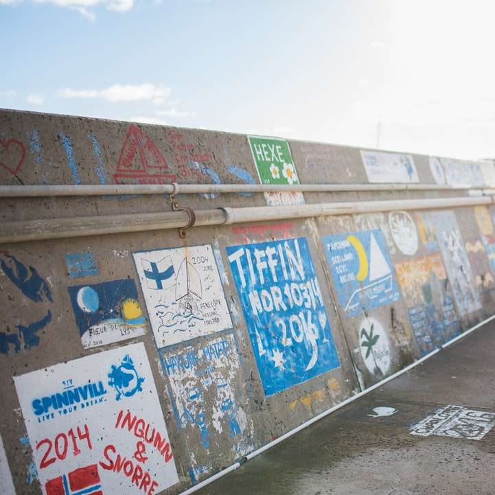 graffiti på väggen under dagtid glidande pussel online