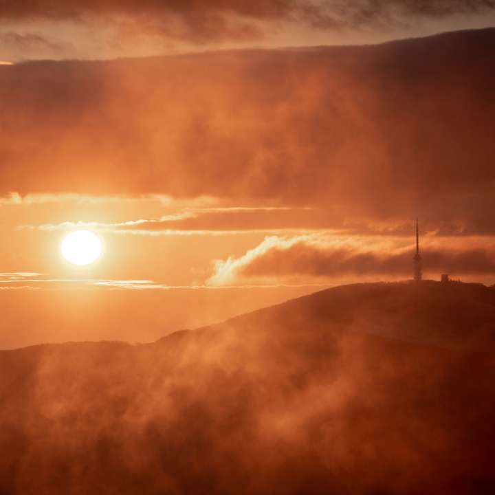 ήλιος δύει πάνω από τα σύννεφα συρόμενο παζλ online