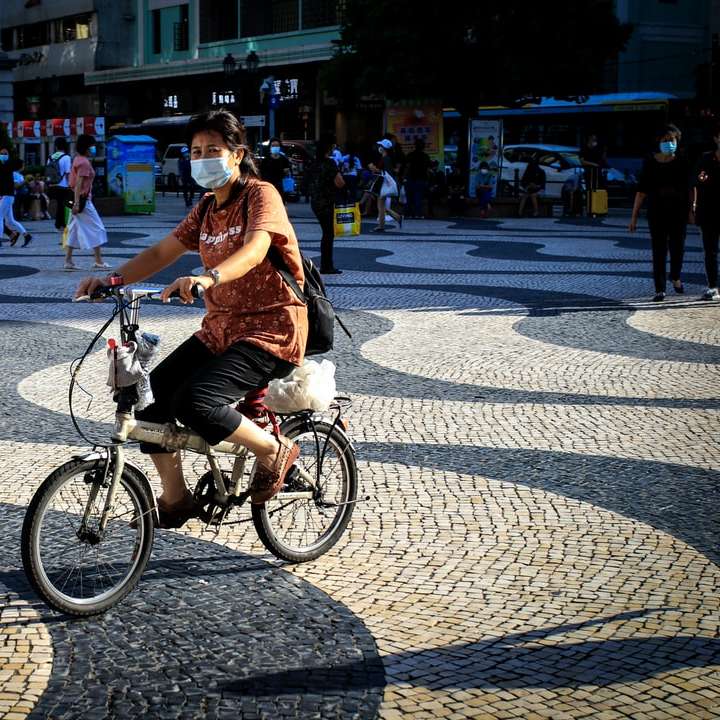 nő barna póló, biciklizés úton online puzzle