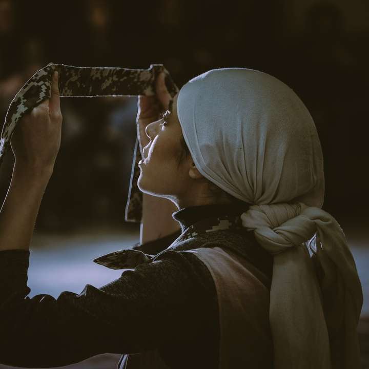 жена в бял хиджаб и черна риза с дълъг ръкав плъзгащ се пъзел онлайн