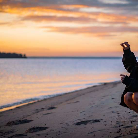 muž v černé bundě a černé kalhoty sedí na pláži pobřeží posuvné puzzle online
