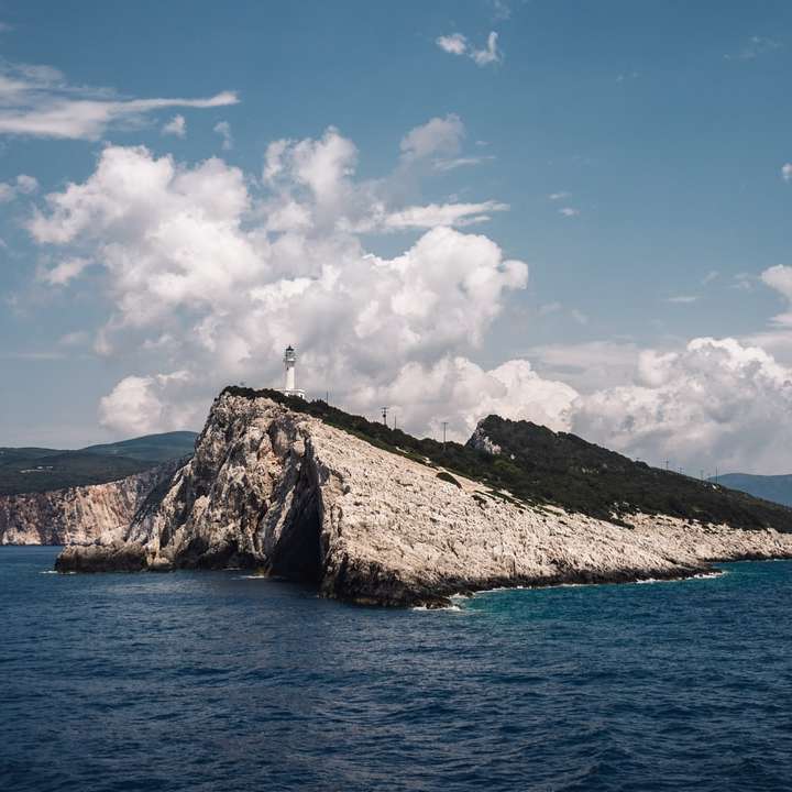 bruine en groene berg naast blauwe zee schuifpuzzel online