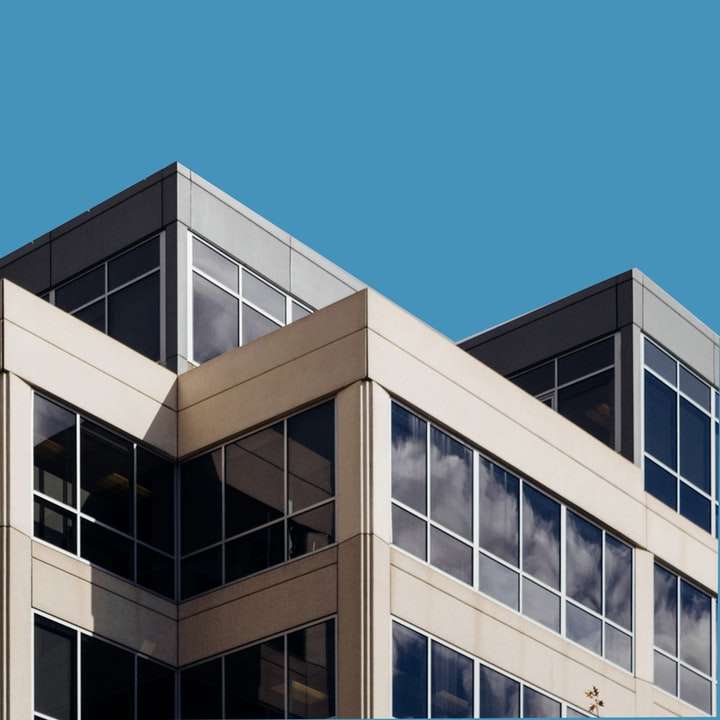 кафява бетонна сграда под синьо небе през деня онлайн пъзел