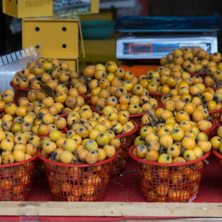 жълти кръгли плодове върху кафява тъкана кошница плъзгащ се пъзел онлайн