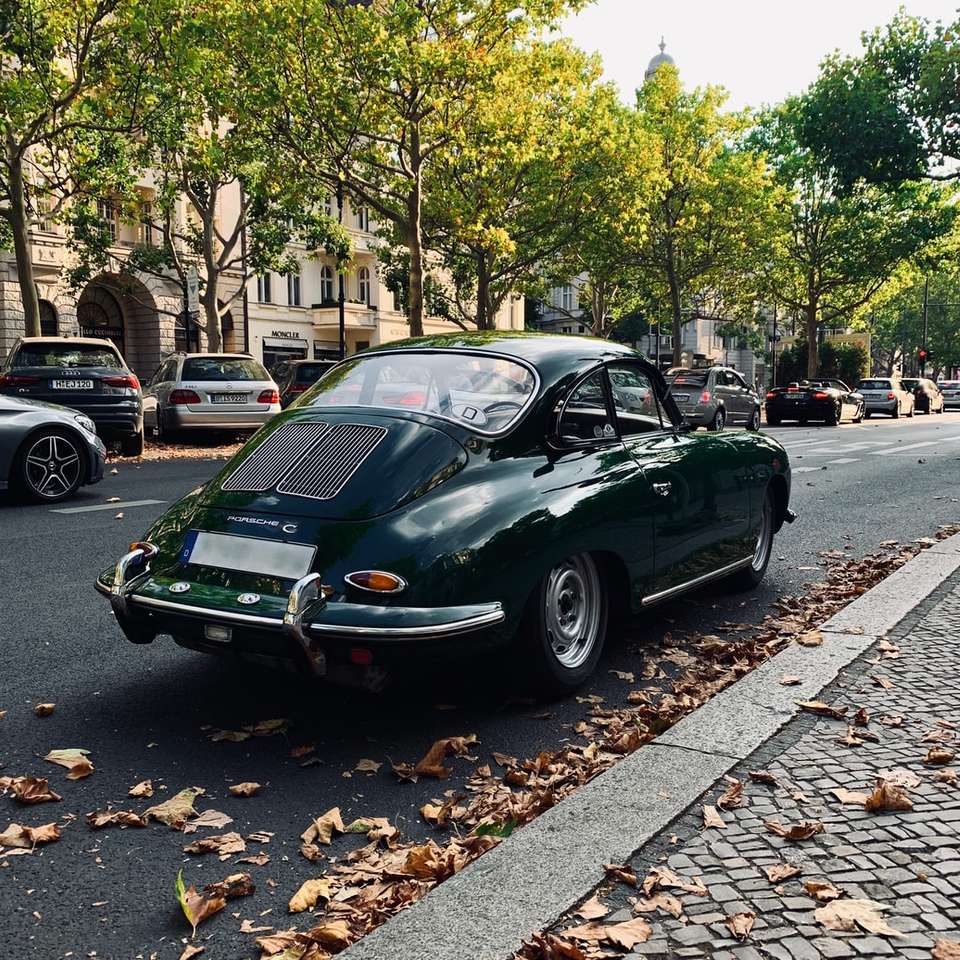 Porsche 911 verte garée sur le trottoir pendant la journée puzzle coulissant en ligne