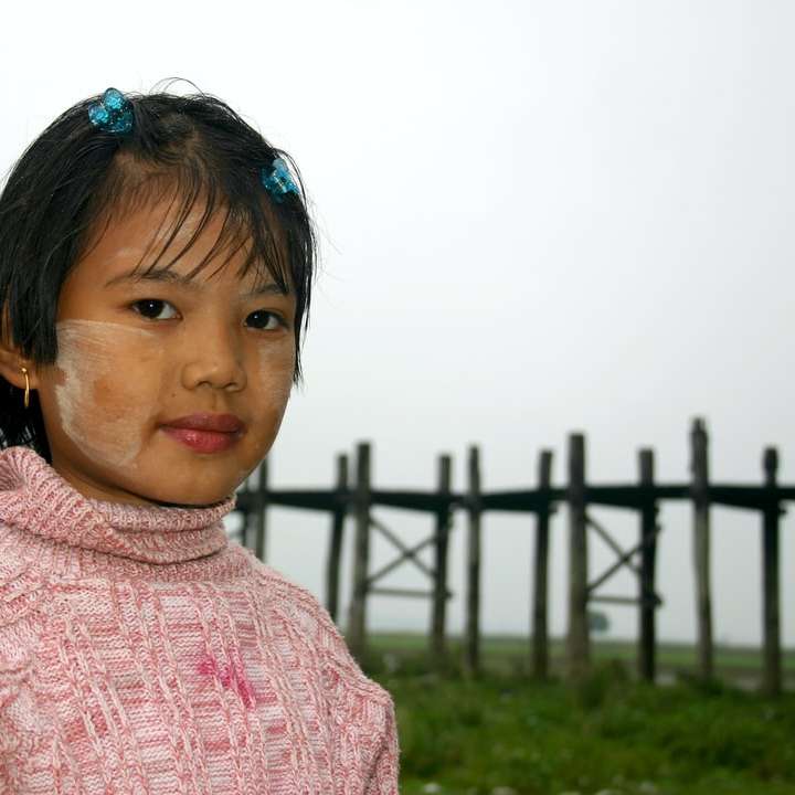 fată în pulover tricotat roz în picioare pe câmpul de iarbă verde alunecare puzzle online