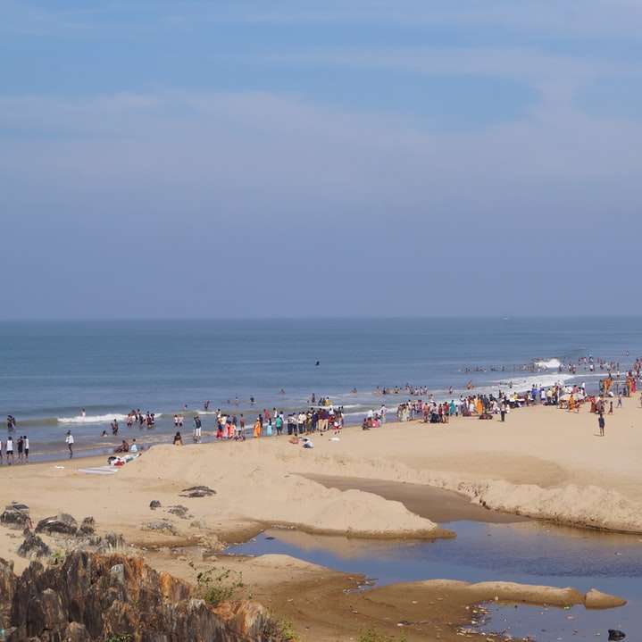 άτομα στην παραλία κατά τη διάρκεια της ημέρας online παζλ
