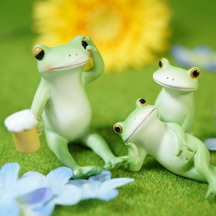 twee witte kikker keramische beeldjes op groen grasveld online puzzel