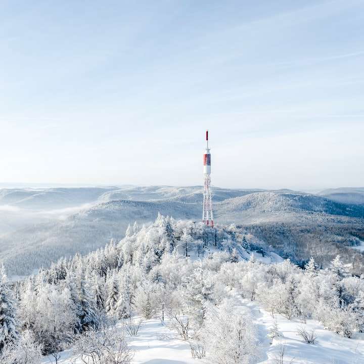 biało-czerwona wieża na ziemi pokrytej śniegiem puzzle przesuwne online
