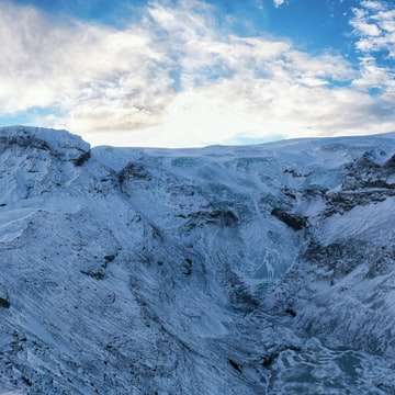 pokryte śniegiem góry pod błękitnym niebem w ciągu dnia puzzle online