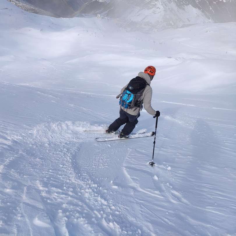 スキーの刃に乗って青いジャケットと黒いズボンの男 スライディングパズル・オンライン