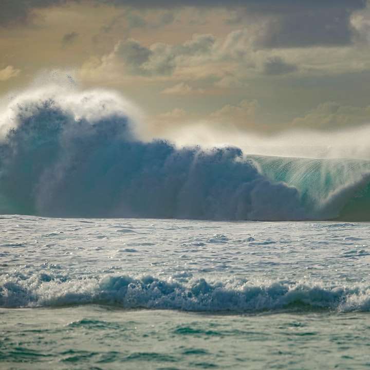 морски вълни, блъскащи се на брега през деня онлайн пъзел
