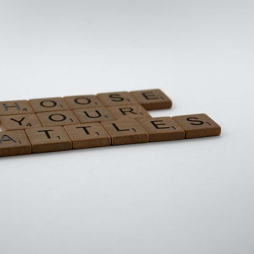 Blocs de bois bruns sur surface blanche puzzle coulissant en ligne