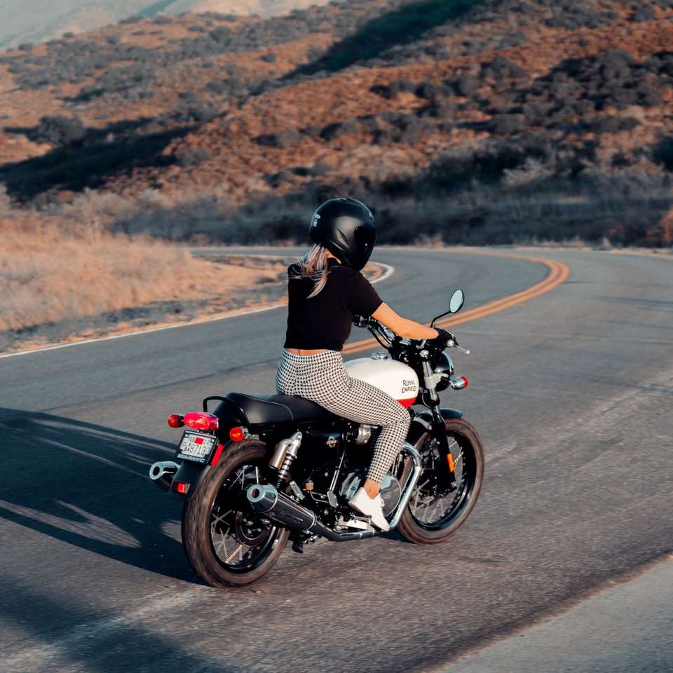 мъж в черна риза, каране на мотоциклет по пътя през деня онлайн пъзел