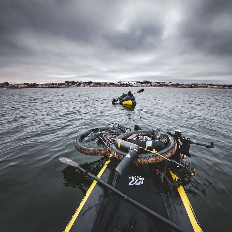 2 Männer reiten auf schwarzem und gelbem Boot auf See Schiebepuzzle online