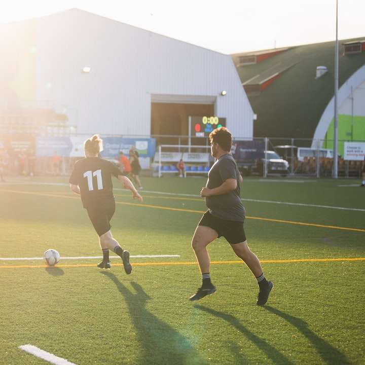 група чоловіків грають у футбол на зеленому трав'яному полі розсувний пазл онлайн
