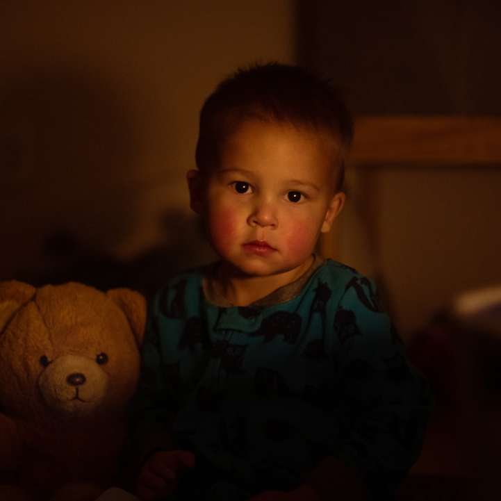chłopiec w niebiesko-białej koszuli obok pluszowej zabawki niedźwiedzia brunatnego puzzle przesuwne online
