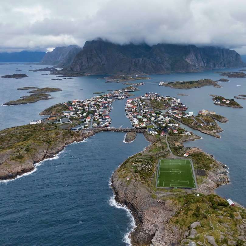 luchtfoto van groene berg naast waterlichaam schuifpuzzel online