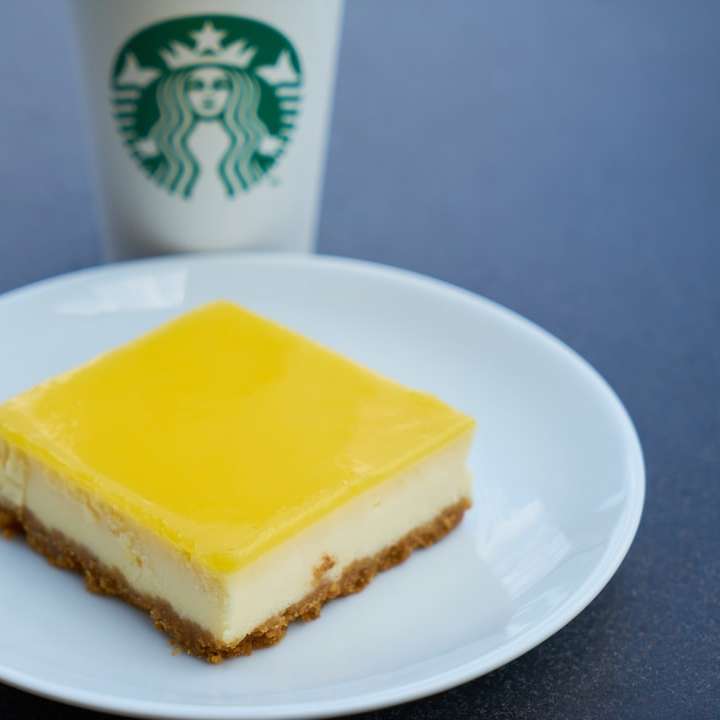 gul tårta på vit keramisk tallrik Pussel online