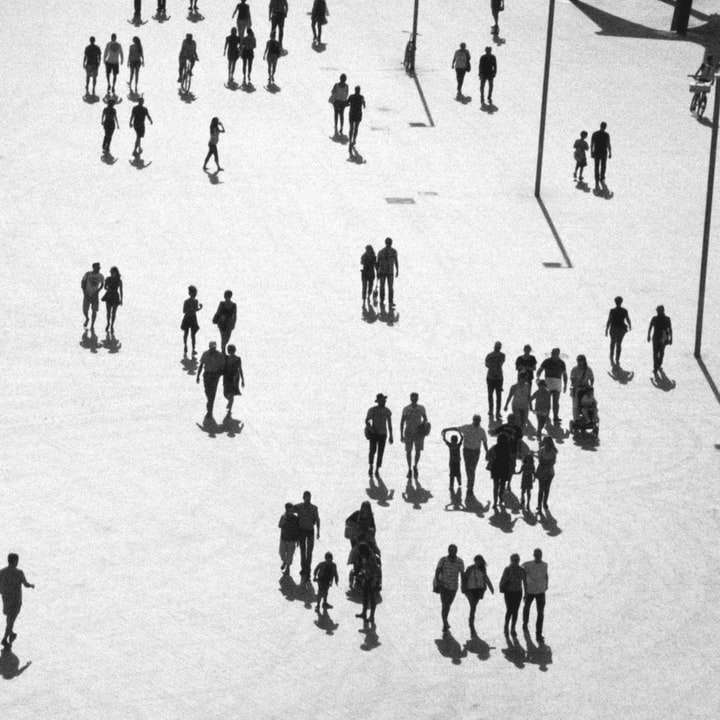 grupo de pessoas caminhando em um campo coberto de neve puzzle deslizante online