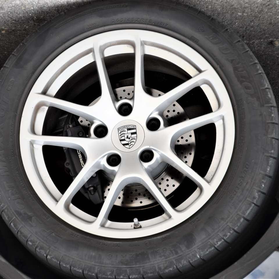 roue de voiture argentée à 5 rayons avec pneu puzzle coulissant en ligne
