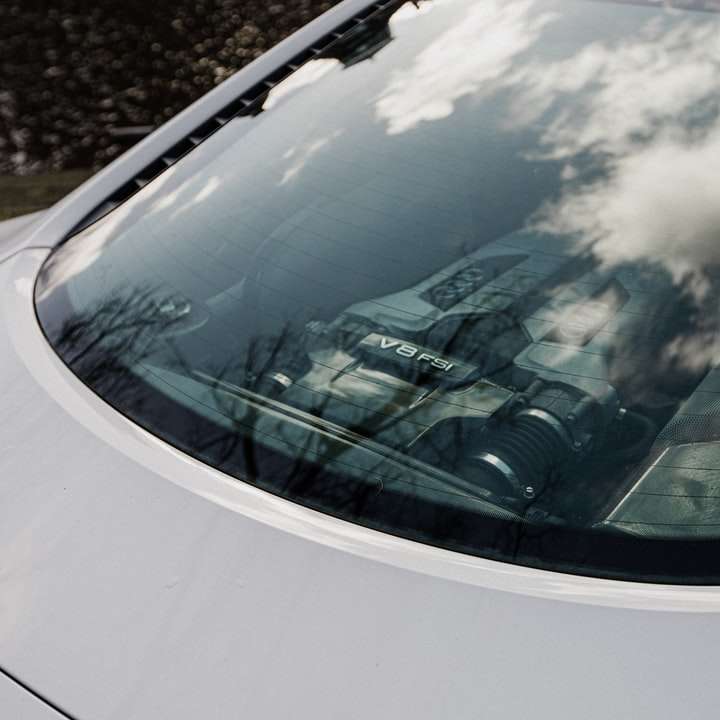 λευκό αυτοκίνητο με ανοιχτή πόρτα online παζλ