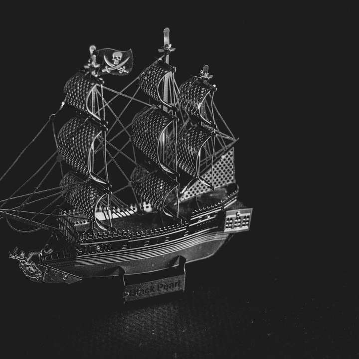 czarno-biały model w skali statku puzzle online