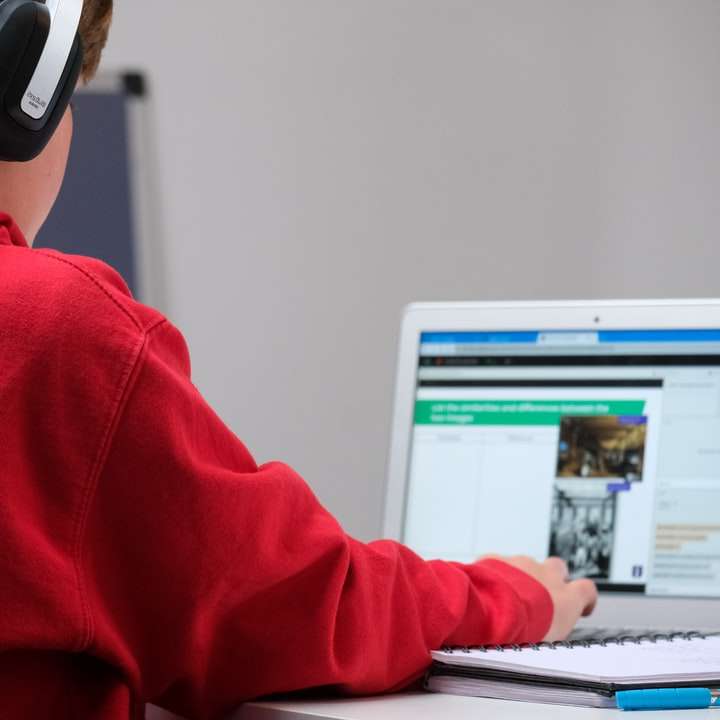 pojke i röd huvtröja som bär svarta hörlurar glidande pussel online