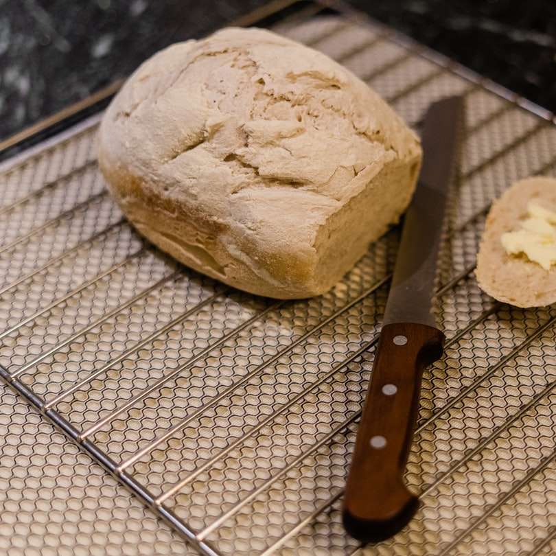 хляб върху бял и черен кариран текстил плъзгащ се пъзел онлайн